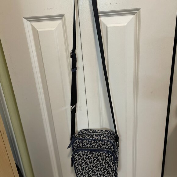 DKNY cute small little carry bag to sling over your shoulder with flair - Picture 3 of 9